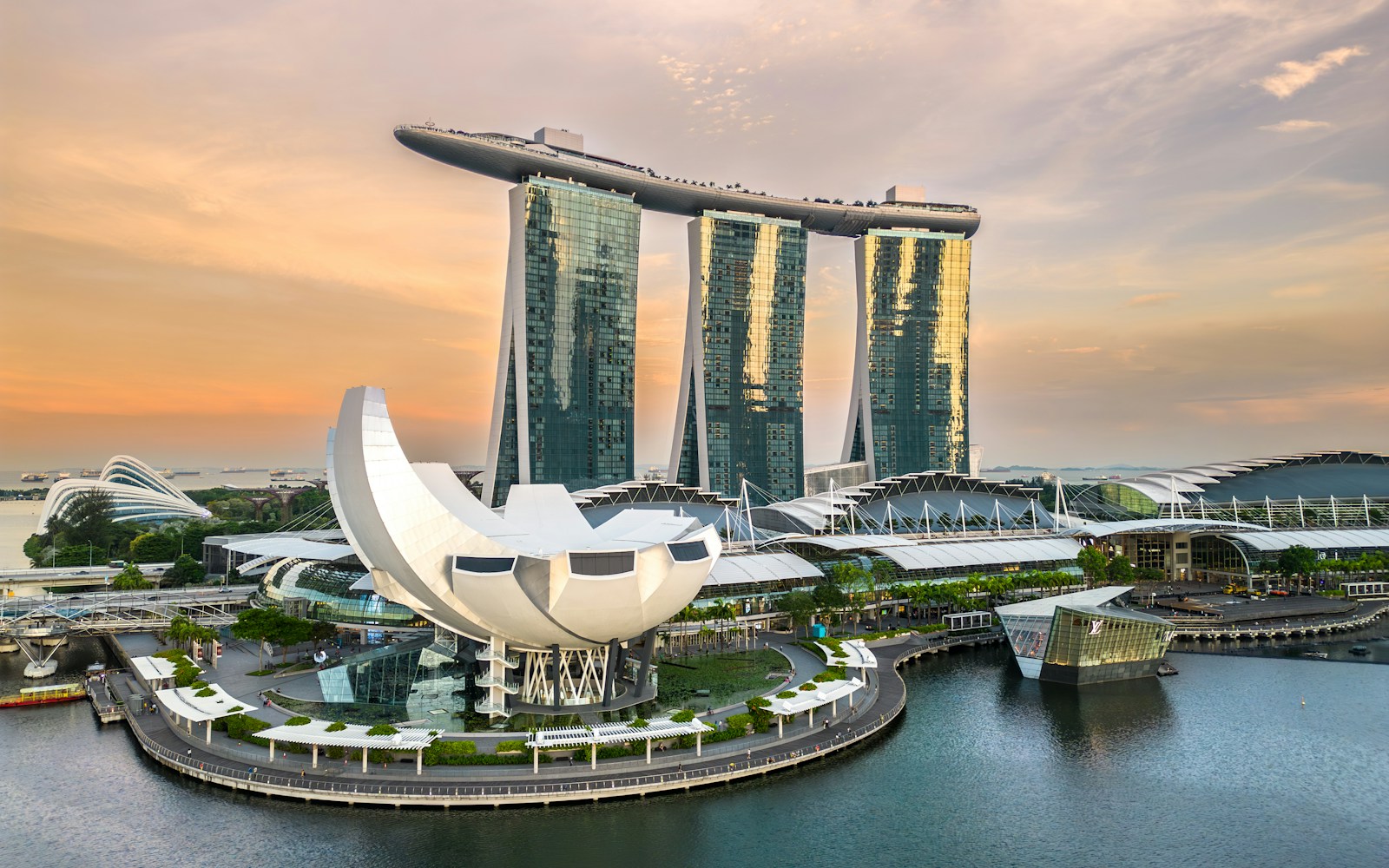 a large body of water with a bunch of tall buildings in the background
