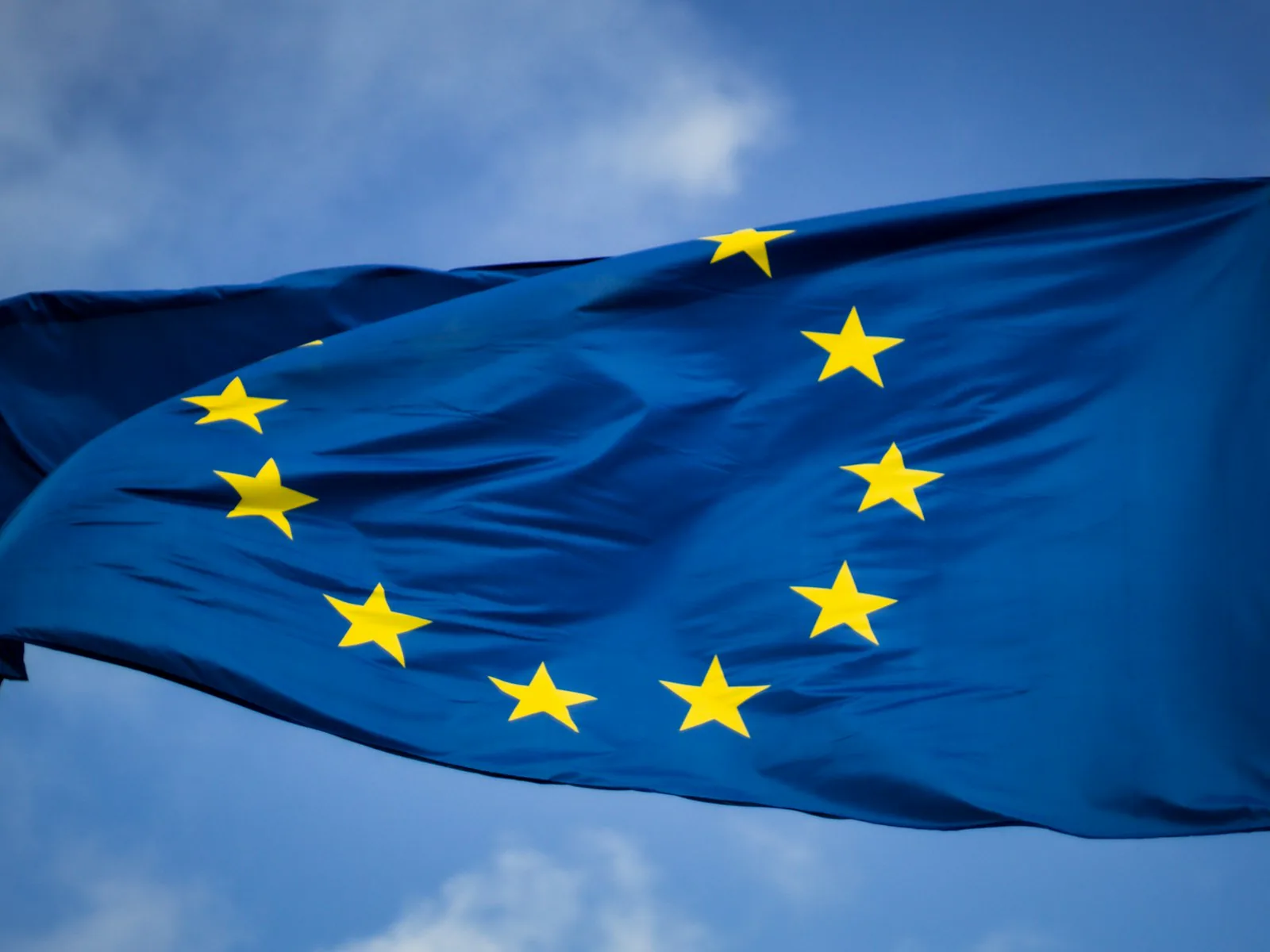 Zastava Europske unije na plavom nebu