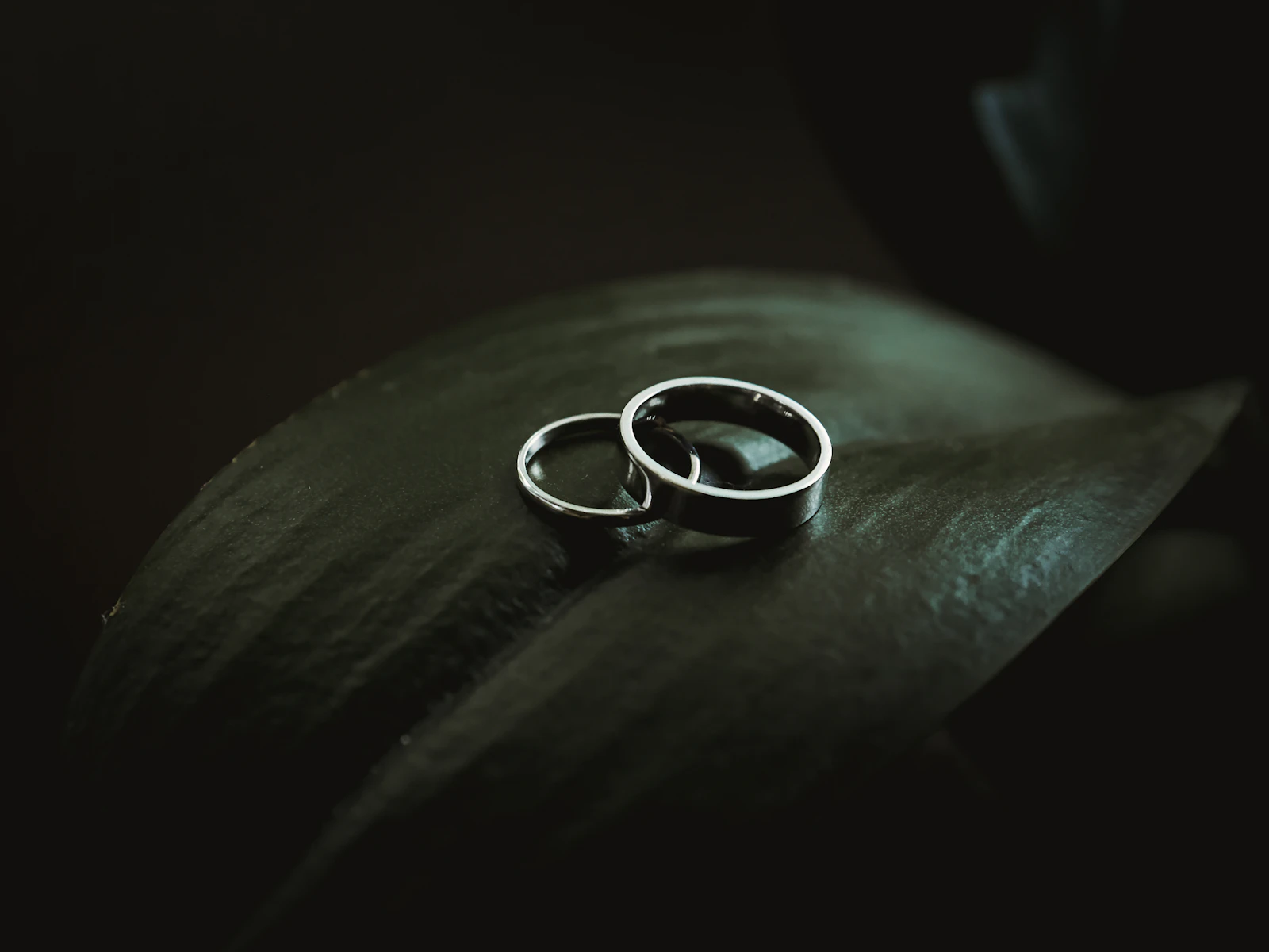Ilustración de una consulta jurídica en Estonia sobre la obtención de autorización judicial para contraer matrimonio con un ciudadano extranjero que no puede presentar un certificado de inexistencia de impedimentos.