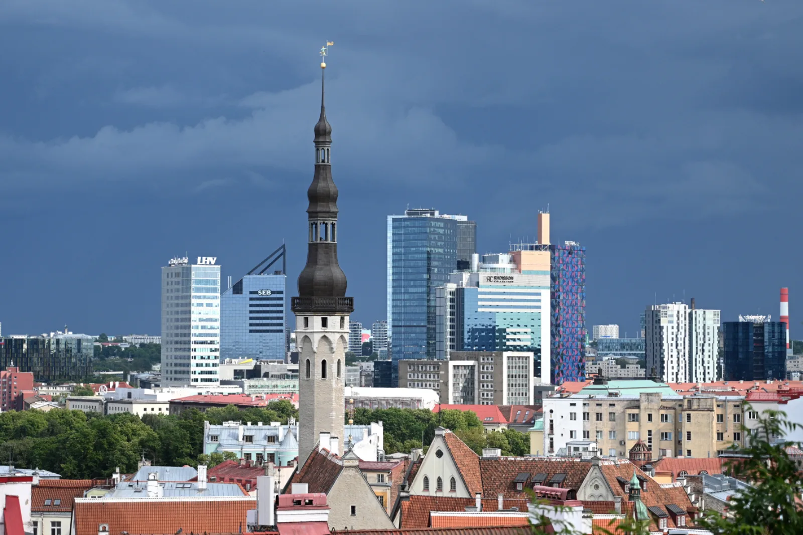 Središte Tallinna sa starom gradskom jezgrom i modernom poslovnom četvrti